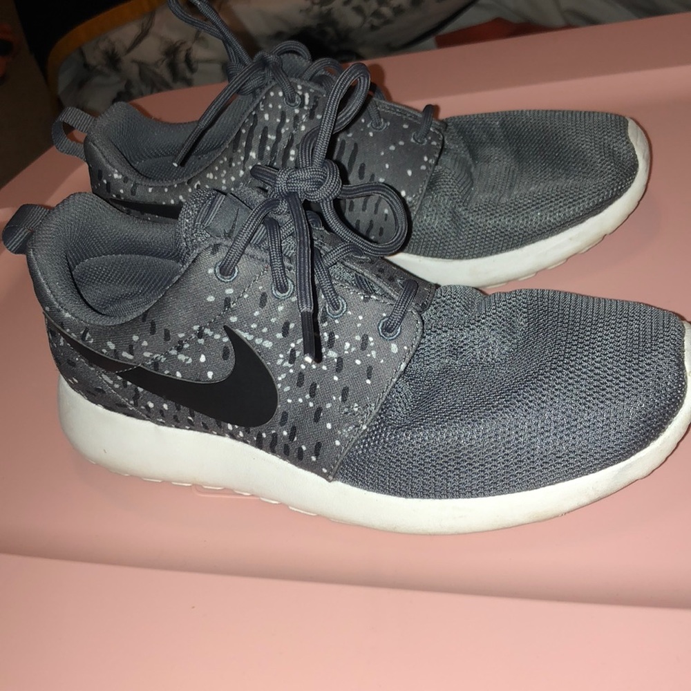 NIKE running shoes, size 7.5.